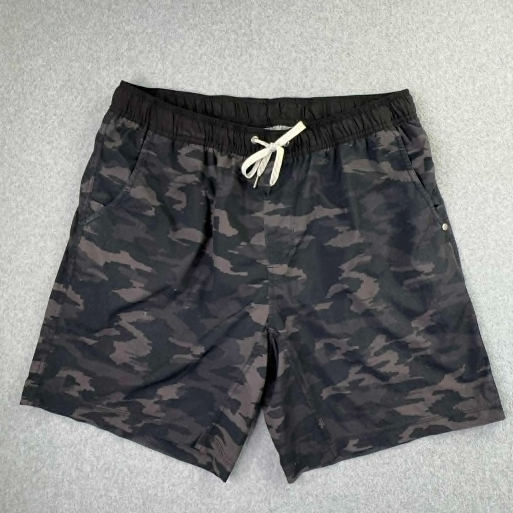 Vuori Banks Short Mens Large Black Camo Swim Trunks Lined Stretch Hybrid 8"